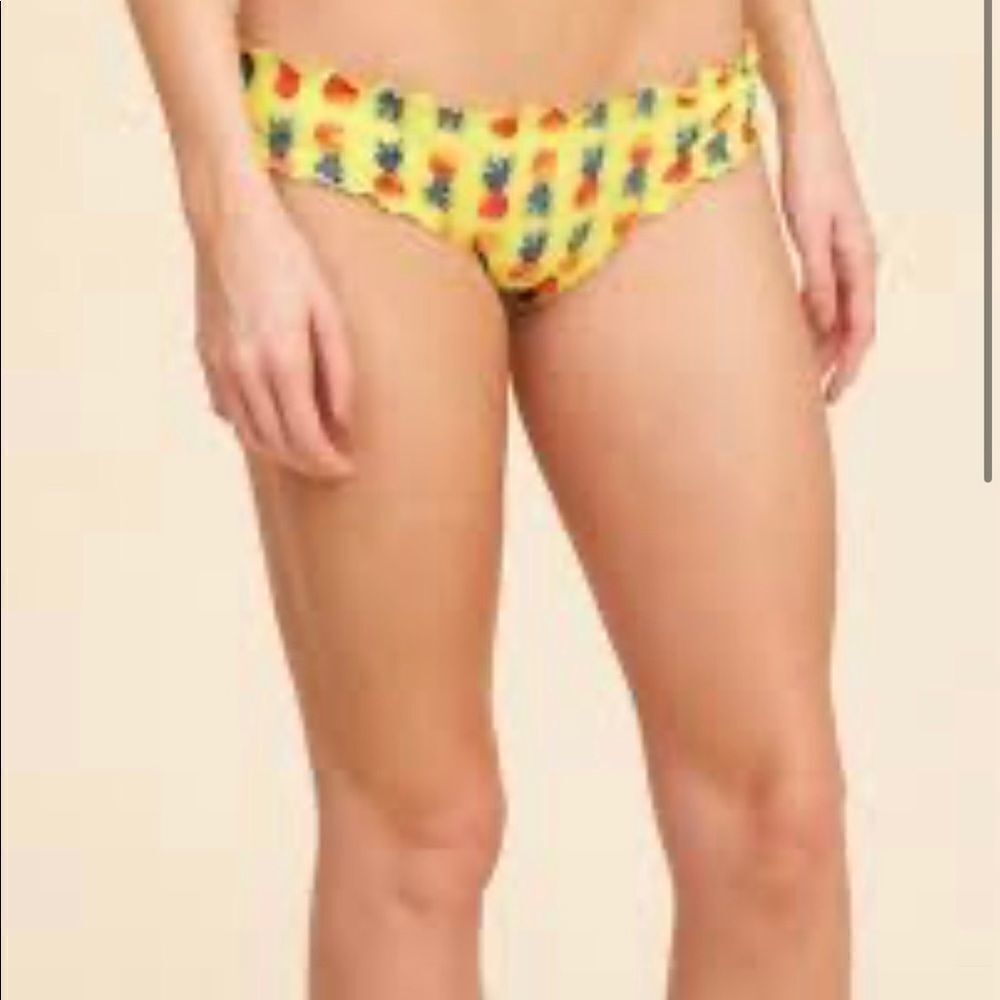✨ Hollister Pineapple Ruffle Cheeky Bottoms✨